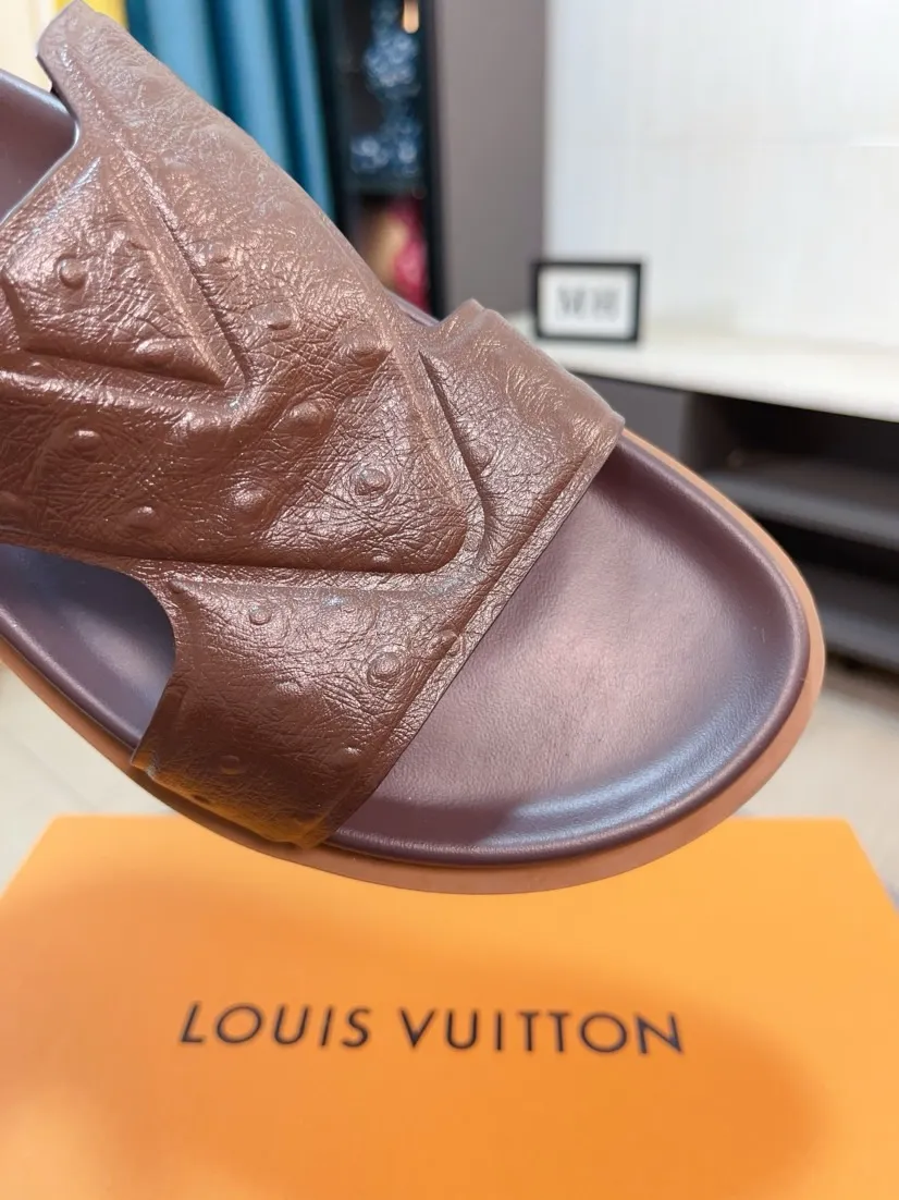 Men's shoes💰300🌹🌹【LV】Multi-color new men's slippers, original top quality version, original special cowhide ostrich embossed➕sheepskin on the inside and sides, non-slip combined sole, more stable walking, more comfortable and lightweight, high-end and generous, size: 38~44
